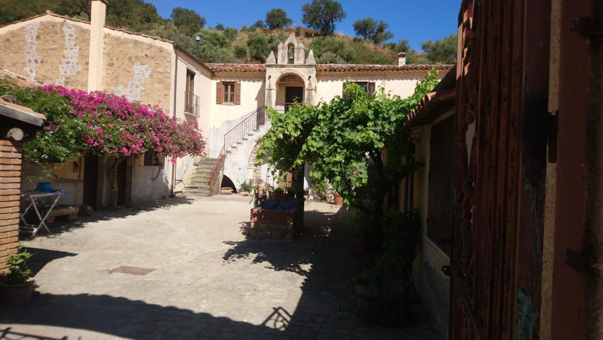 Linati'S Apartments Pollina Exterior photo