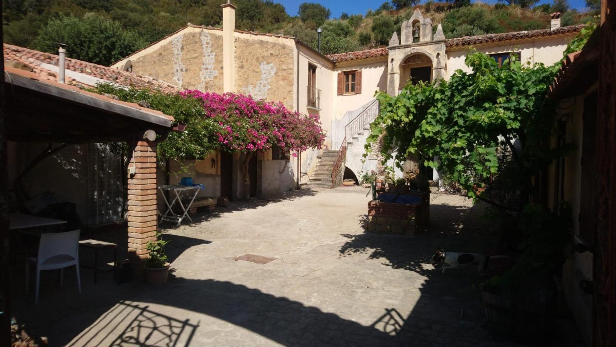 Linati'S Apartments Pollina Exterior photo
